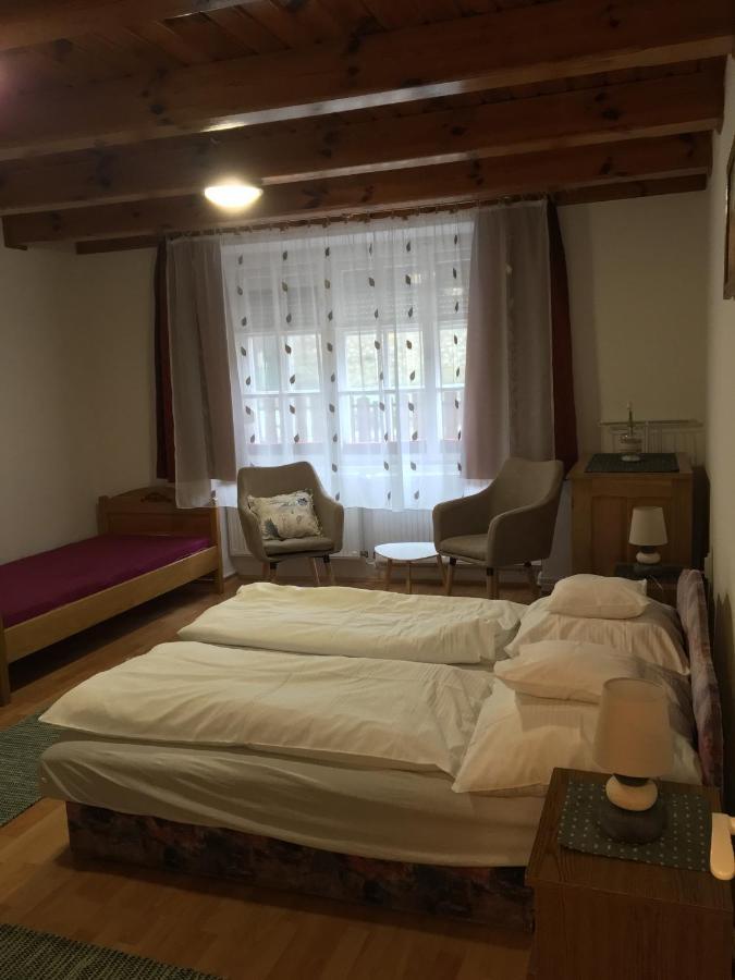 Devenyi Vendeghaz Apartment Csesznek ภายนอก รูปภาพ